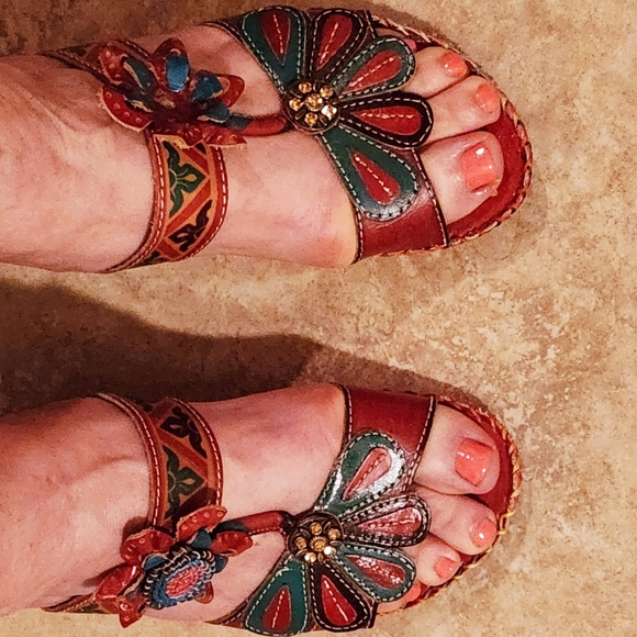 Sandals - Picture 2 of 6